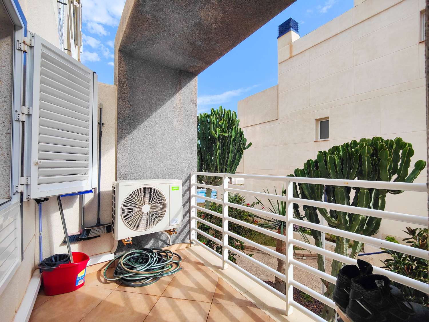 APARTAMENTO EN PRIMERA LÍNEA DE PLAYA EN LA MATA, ORIENTACIÓN SUR, GRAN TERRAZA Y RESIDENCIAL CON PISCINA