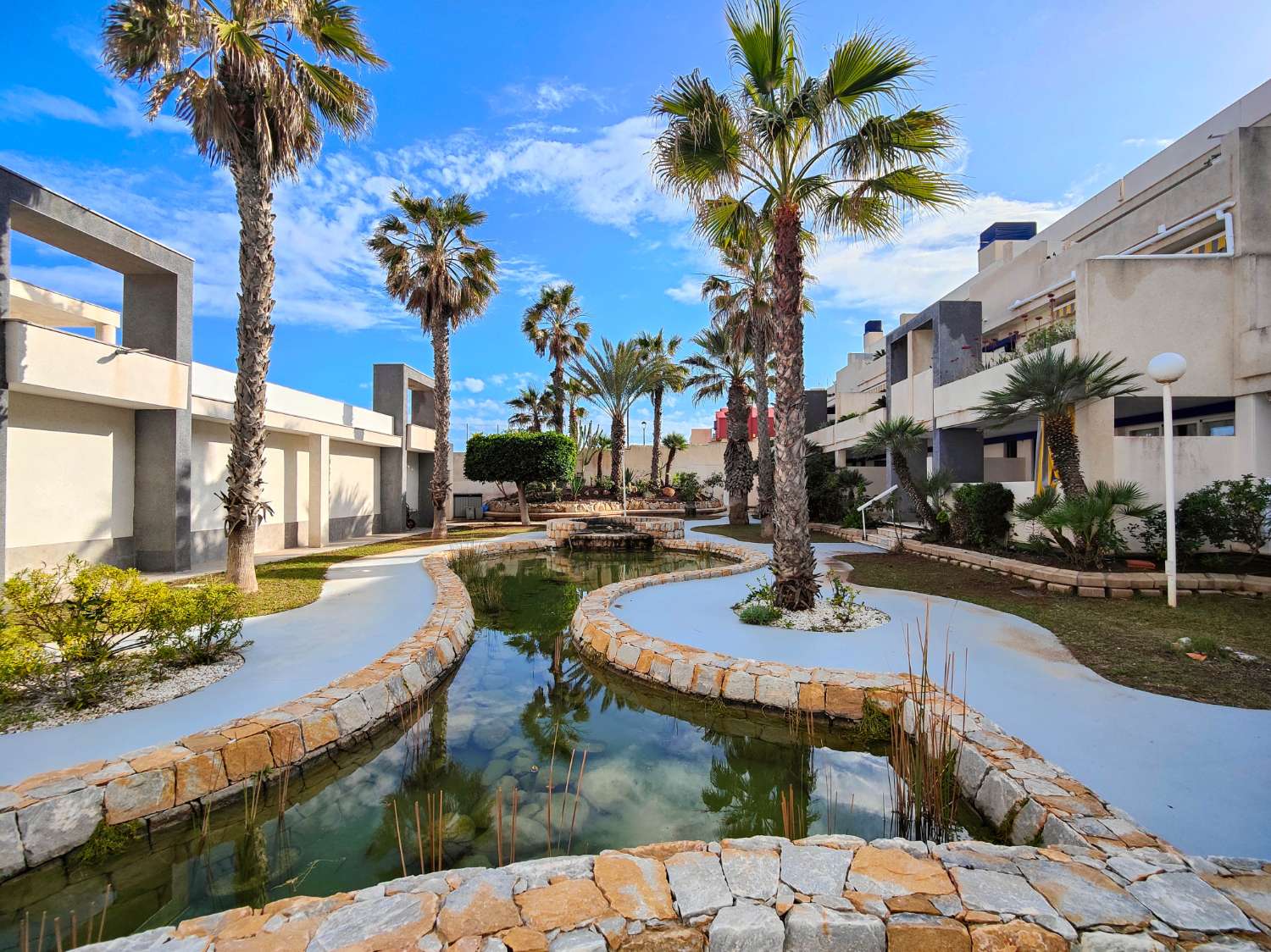 APARTAMENTO EN PRIMERA LÍNEA DE PLAYA EN LA MATA, ORIENTACIÓN SUR, GRAN TERRAZA Y RESIDENCIAL CON PISCINA