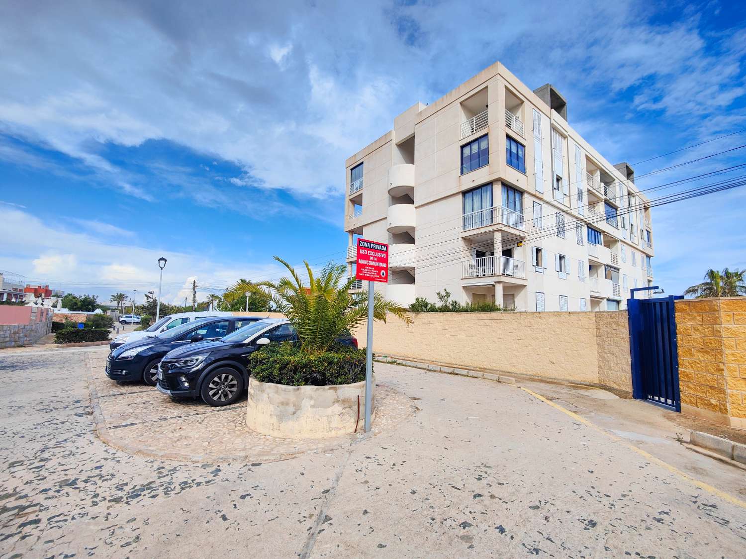 APARTAMENTO EN PRIMERA LÍNEA DE PLAYA EN LA MATA, ORIENTACIÓN SUR, GRAN TERRAZA Y RESIDENCIAL CON PISCINA