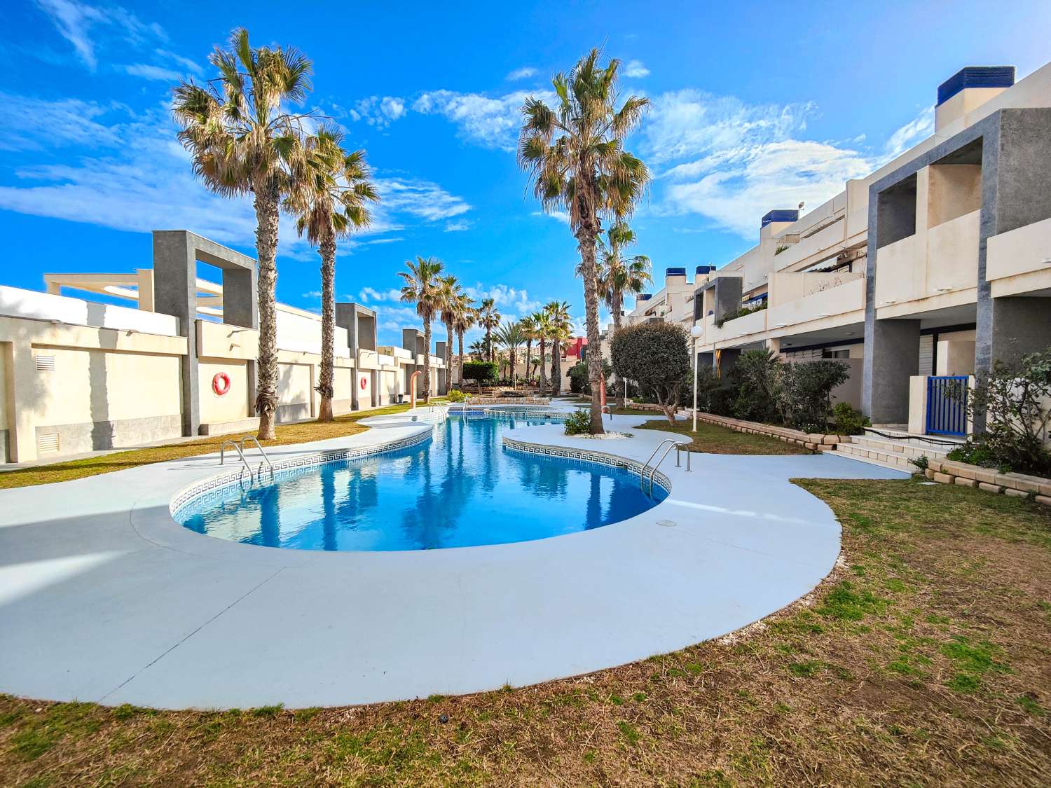 APARTAMENTO EN PRIMERA LÍNEA DE PLAYA EN LA MATA, ORIENTACIÓN SUR, GRAN TERRAZA Y RESIDENCIAL CON PISCINA