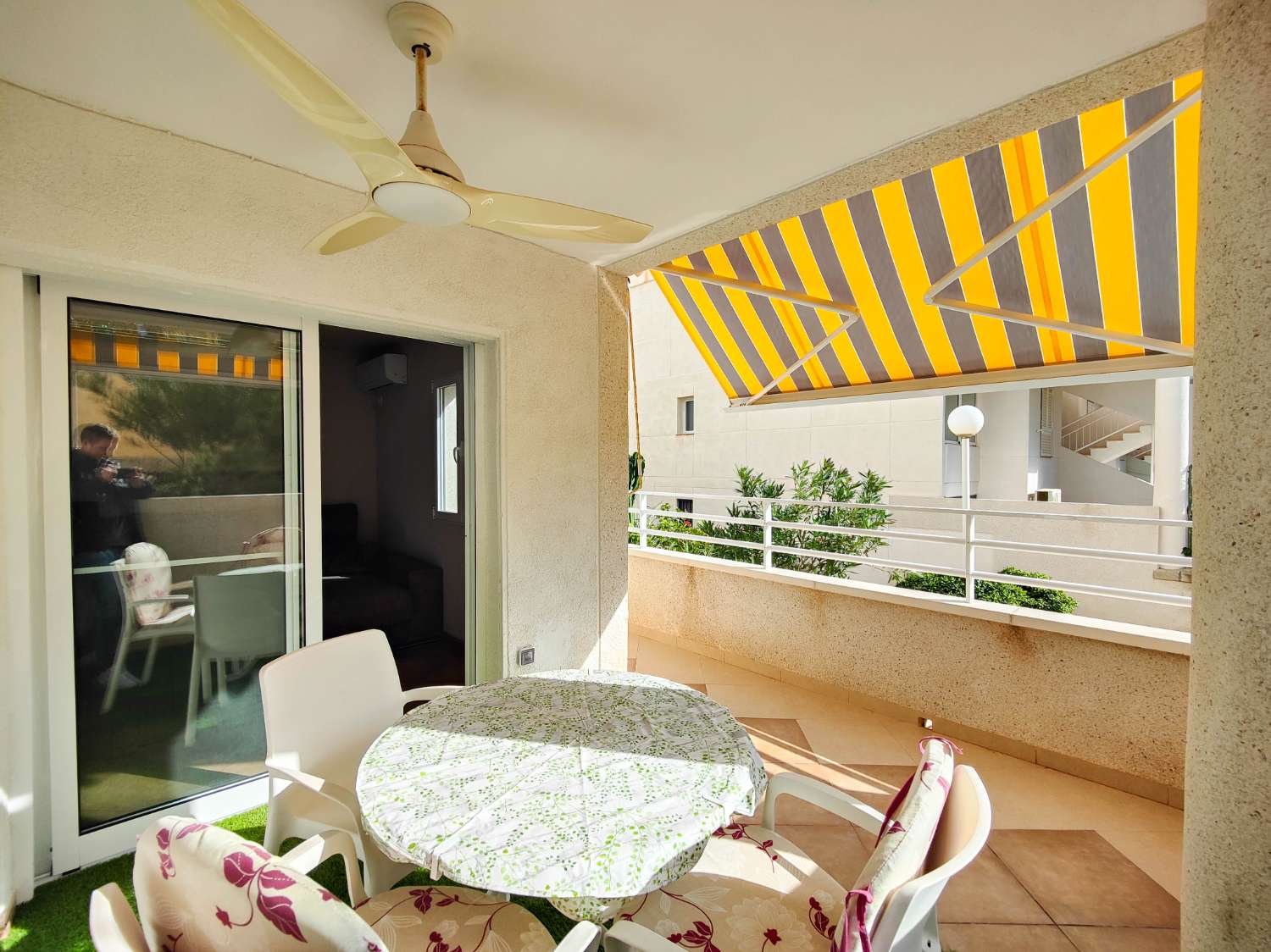 APARTAMENTO EN PRIMERA LÍNEA DE PLAYA EN LA MATA, ORIENTACIÓN SUR, GRAN TERRAZA Y RESIDENCIAL CON PISCINA