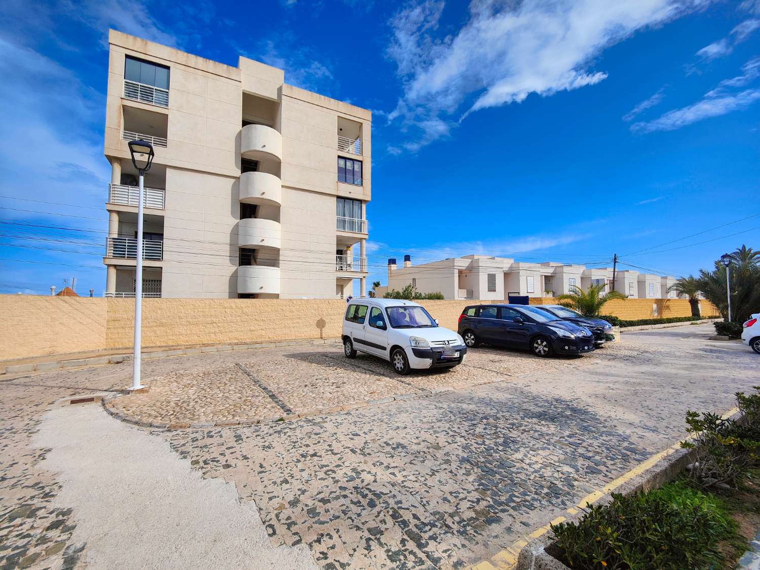 APARTAMENTO EN PRIMERA LÍNEA DE PLAYA EN LA MATA, ORIENTACIÓN SUR, GRAN TERRAZA Y RESIDENCIAL CON PISCINA