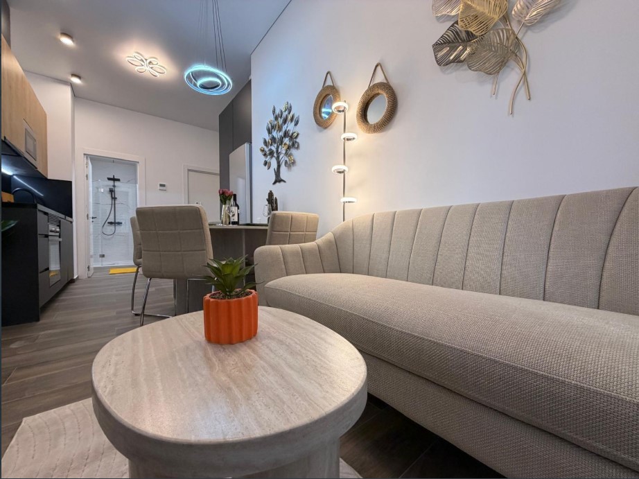 APARTAMENTO TOTALMENTE REFORMADO CON ESPECTACULAR SÓTANO DE 205 M² A 200 METROS DEL PUERTO DE TORREVIEJA – LISTO PARA ENTRAR A VIVIR