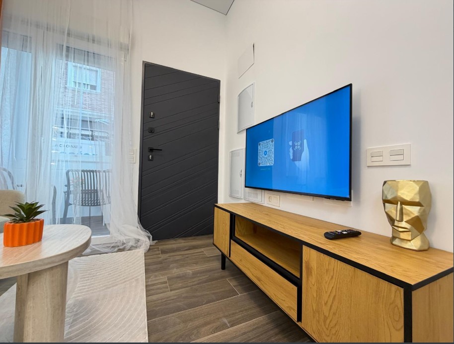 APARTAMENTO TOTALMENTE REFORMADO CON ESPECTACULAR SÓTANO DE 205 M² A 200 METROS DEL PUERTO DE TORREVIEJA – LISTO PARA ENTRAR A VIVIR