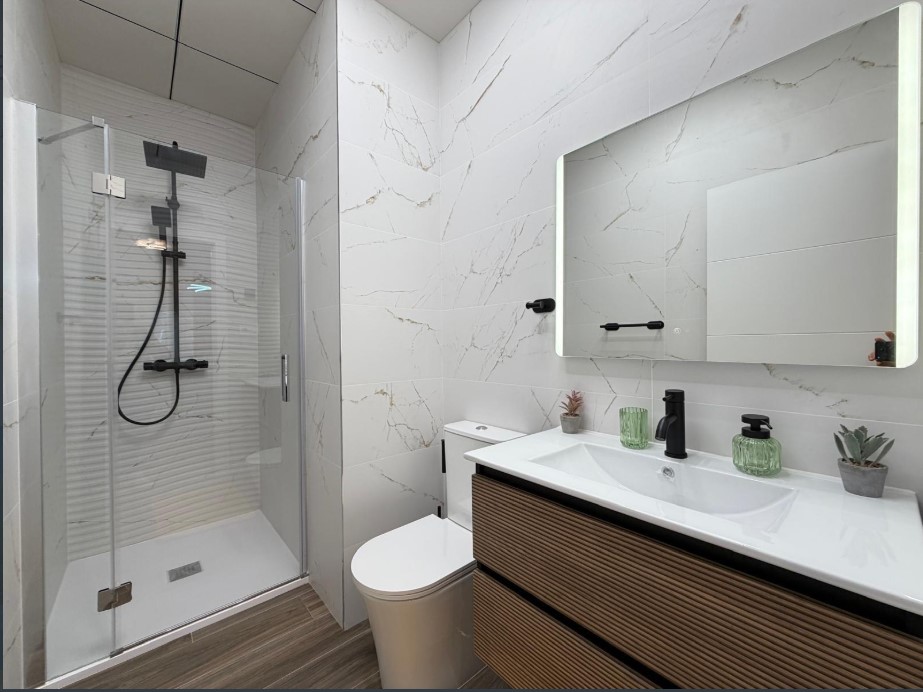 APARTAMENTO TOTALMENTE REFORMADO CON ESPECTACULAR SÓTANO DE 205 M² A 200 METROS DEL PUERTO DE TORREVIEJA – LISTO PARA ENTRAR A VIVIR