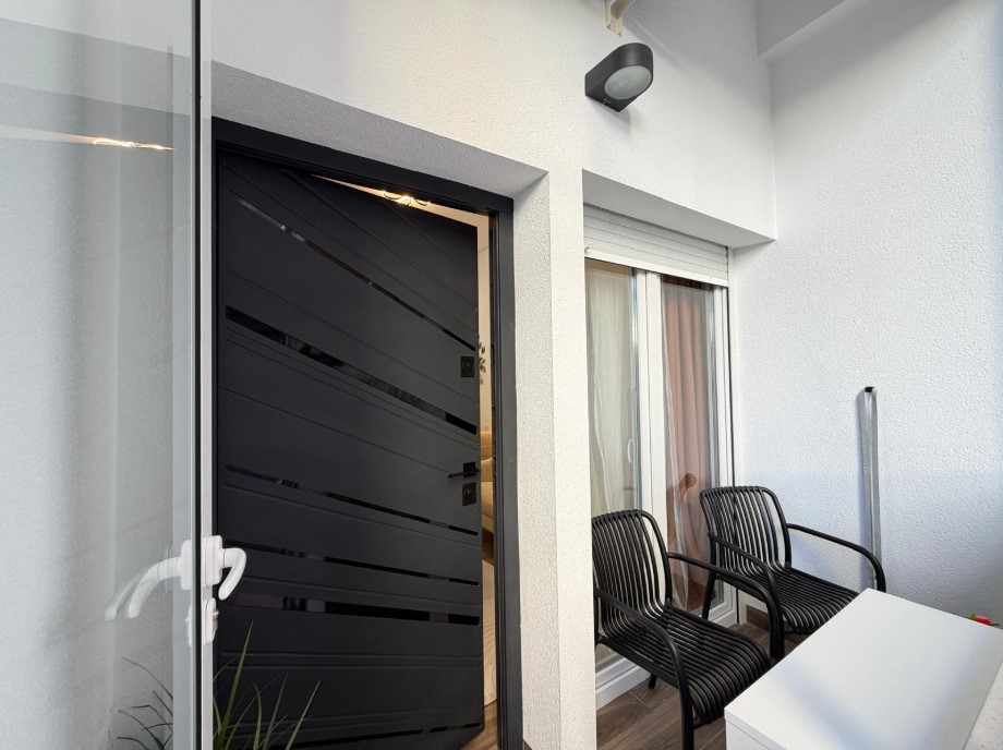 APARTAMENTO TOTALMENTE REFORMADO CON ESPECTACULAR SÓTANO DE 205 M² A 200 METROS DEL PUERTO DE TORREVIEJA – LISTO PARA ENTRAR A VIVIR