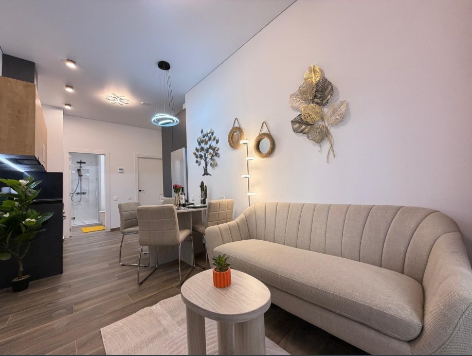 APARTAMENTO TOTALMENTE REFORMADO CON ESPECTACULAR SÓTANO DE 205 M² A 200 METROS DEL PUERTO DE TORREVIEJA – LISTO PARA ENTRAR A VIVIR