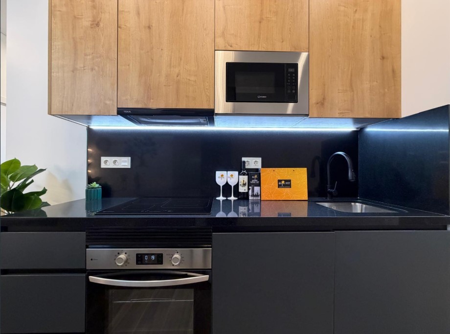 APARTAMENTO TOTALMENTE REFORMADO CON ESPECTACULAR SÓTANO DE 205 M² A 200 METROS DEL PUERTO DE TORREVIEJA – LISTO PARA ENTRAR A VIVIR