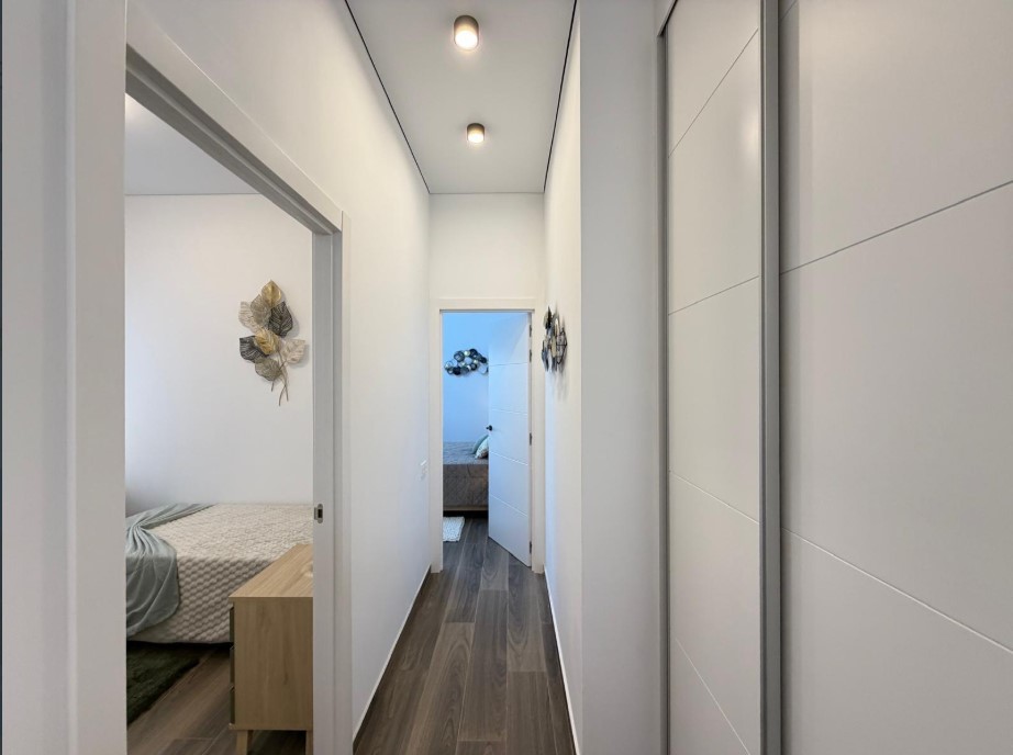 APARTAMENTO TOTALMENTE REFORMADO CON ESPECTACULAR SÓTANO DE 205 M² A 200 METROS DEL PUERTO DE TORREVIEJA – LISTO PARA ENTRAR A VIVIR