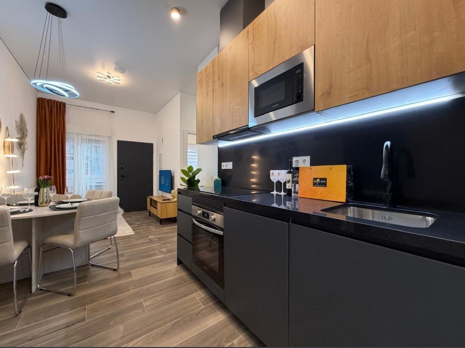 APARTAMENTO TOTALMENTE REFORMADO CON ESPECTACULAR SÓTANO DE 205 M² A 200 METROS DEL PUERTO DE TORREVIEJA – LISTO PARA ENTRAR A VIVIR