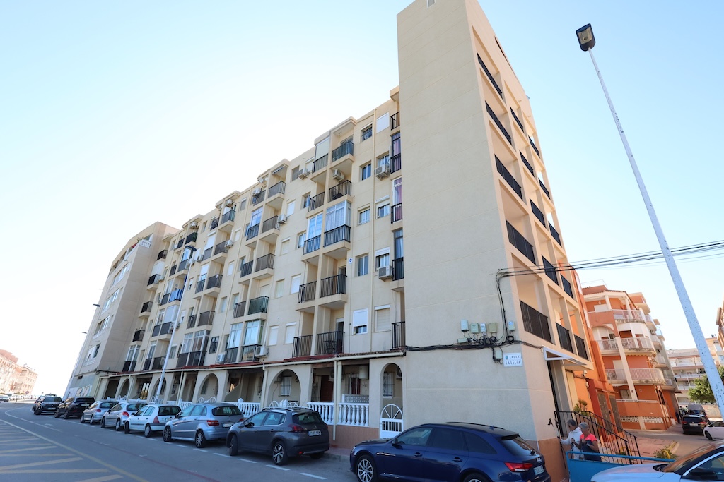 APARTAMENTO CON ASCENSOR Y TERRAZA A 300 M DE LA PLAYA EN LA MATA, IDEAL INVERSIÓN