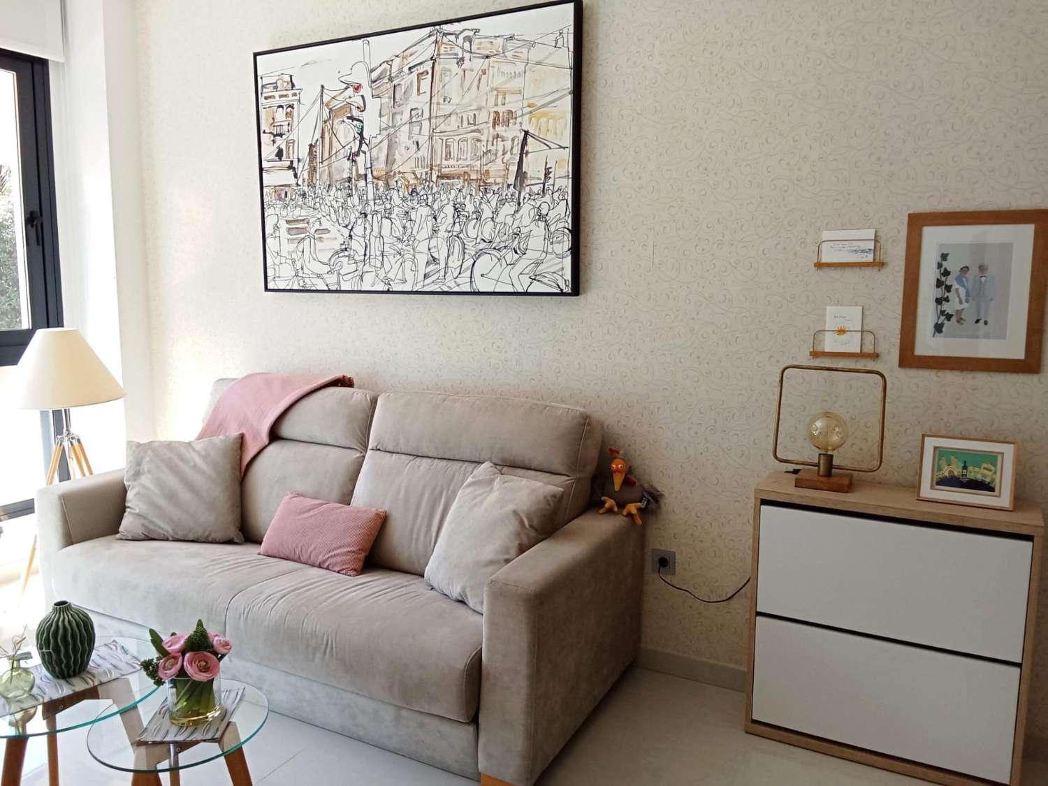 ASUNTO, JOKA ON KUIN UUSI, AUTOTALLI, UIMA-ALLAS JA ETELÄINEN SUUNTA 15 MINUUTIN PÄÄSSÄ RANNASTA