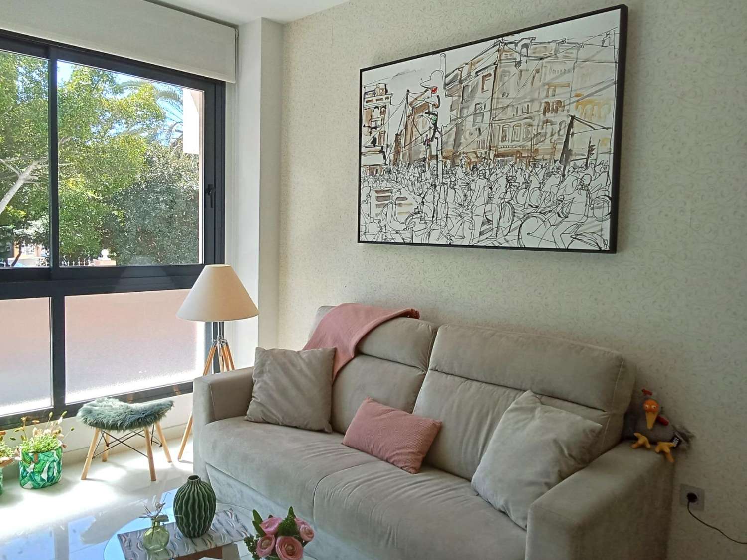 ASUNTO, JOKA ON KUIN UUSI, AUTOTALLI, UIMA-ALLAS JA ETELÄINEN SUUNTA 15 MINUUTIN PÄÄSSÄ RANNASTA