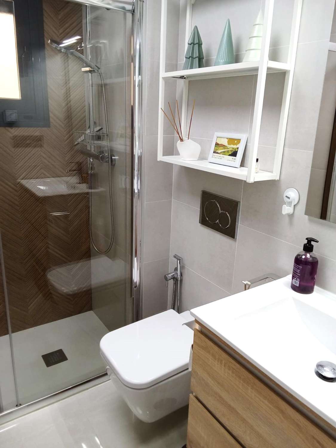 ASUNTO, JOKA ON KUIN UUSI, AUTOTALLI, UIMA-ALLAS JA ETELÄINEN SUUNTA 15 MINUUTIN PÄÄSSÄ RANNASTA