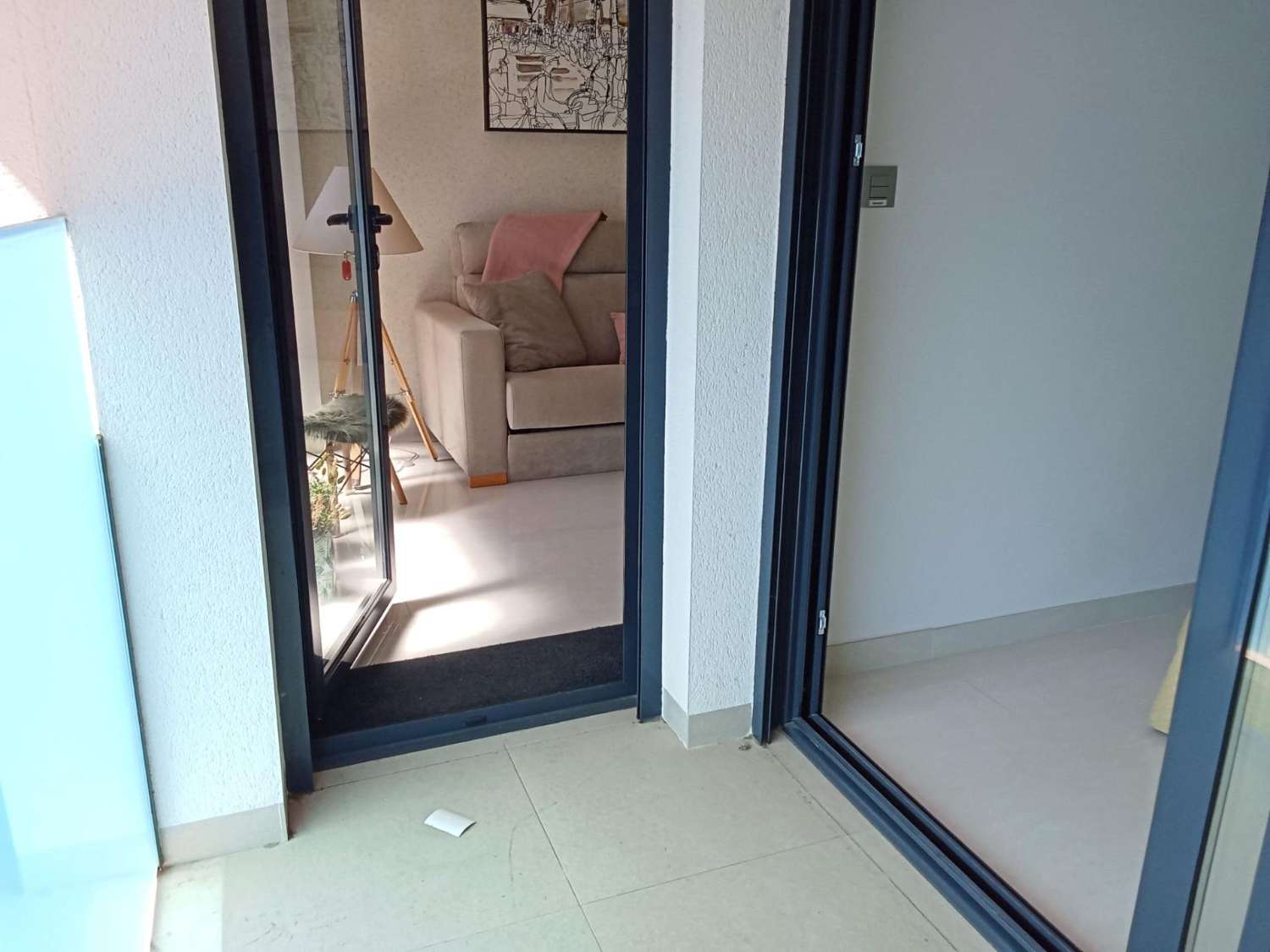 ASUNTO, JOKA ON KUIN UUSI, AUTOTALLI, UIMA-ALLAS JA ETELÄINEN SUUNTA 15 MINUUTIN PÄÄSSÄ RANNASTA