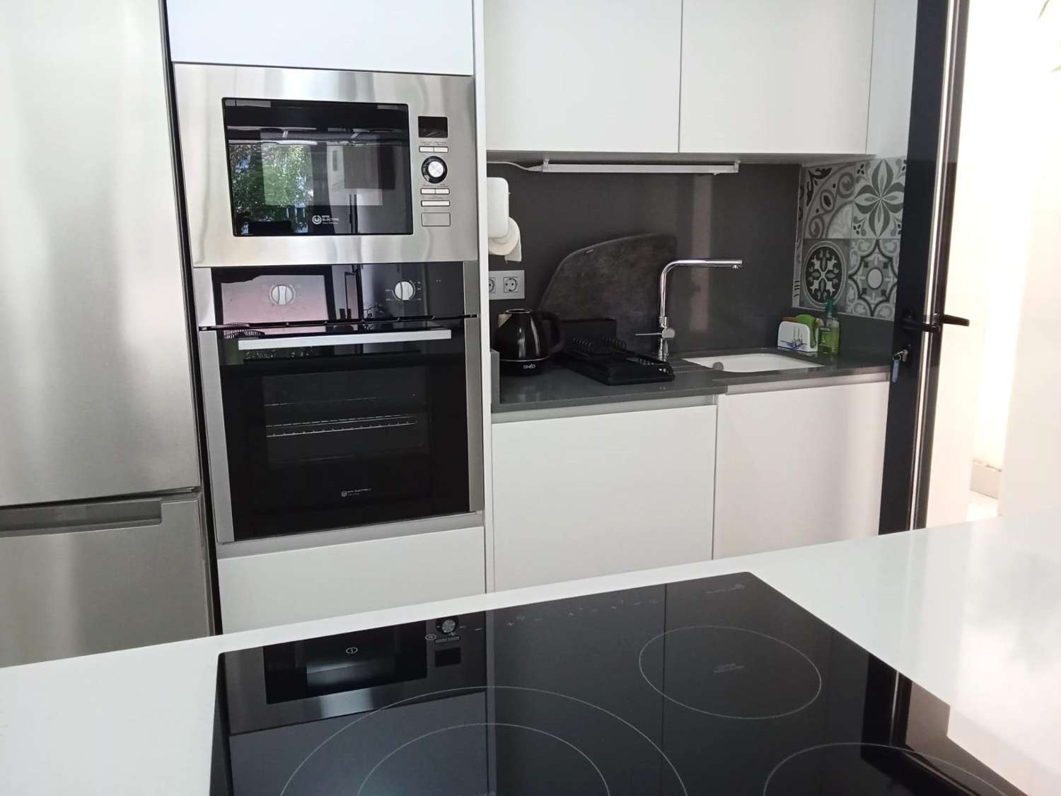 ASUNTO, JOKA ON KUIN UUSI, AUTOTALLI, UIMA-ALLAS JA ETELÄINEN SUUNTA 15 MINUUTIN PÄÄSSÄ RANNASTA