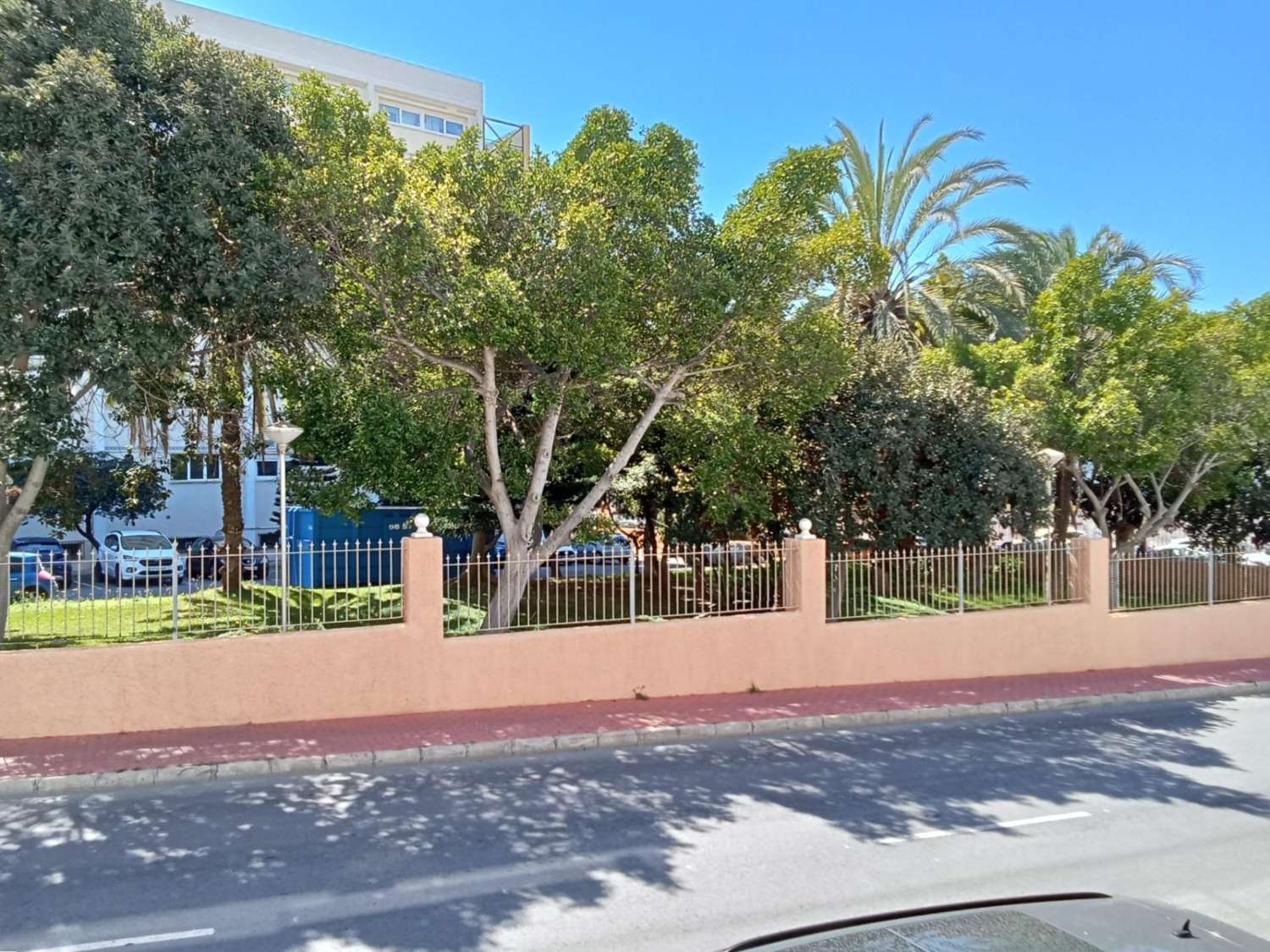 ASUNTO, JOKA ON KUIN UUSI, AUTOTALLI, UIMA-ALLAS JA ETELÄINEN SUUNTA 15 MINUUTIN PÄÄSSÄ RANNASTA