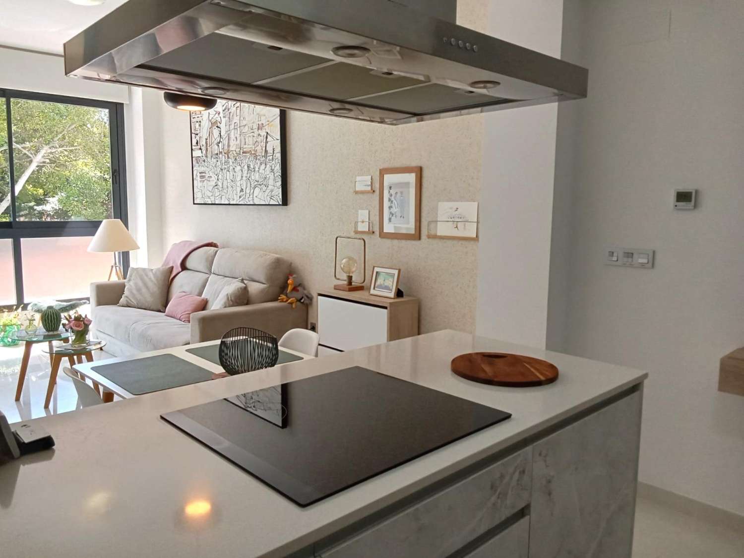 ASUNTO, JOKA ON KUIN UUSI, AUTOTALLI, UIMA-ALLAS JA ETELÄINEN SUUNTA 15 MINUUTIN PÄÄSSÄ RANNASTA