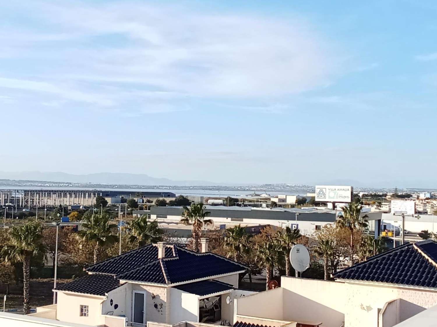 ÁTICO EXCLUSIVO CON GRAN SOLÁRIUM PRIVADO Y VISTAS AL MAR A SOLO 200 METROS DE LA PLAYA EN LA VELETA