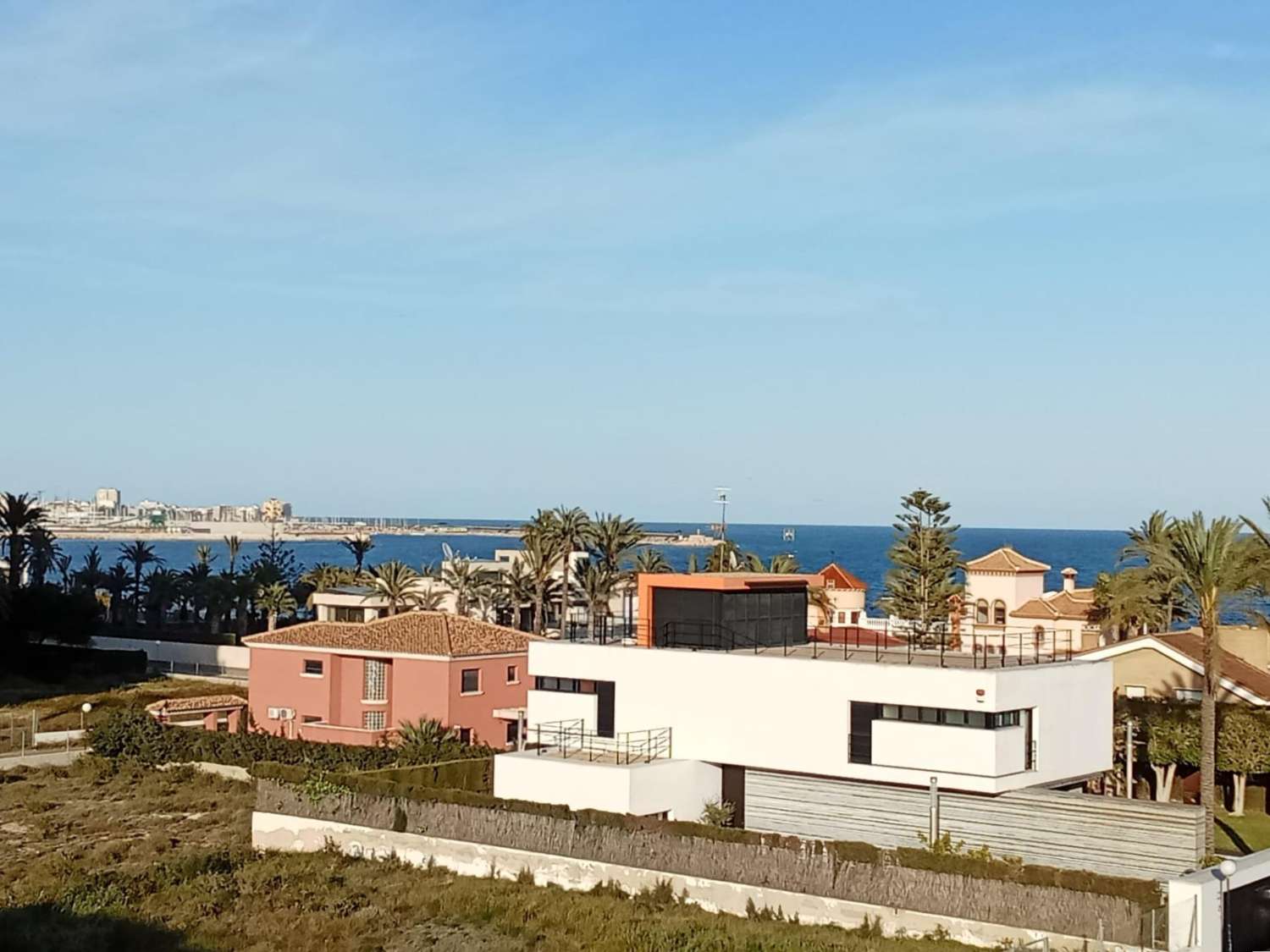 ÁTICO EXCLUSIVO CON GRAN SOLÁRIUM PRIVADO Y VISTAS AL MAR A SOLO 200 METROS DE LA PLAYA EN LA VELETA