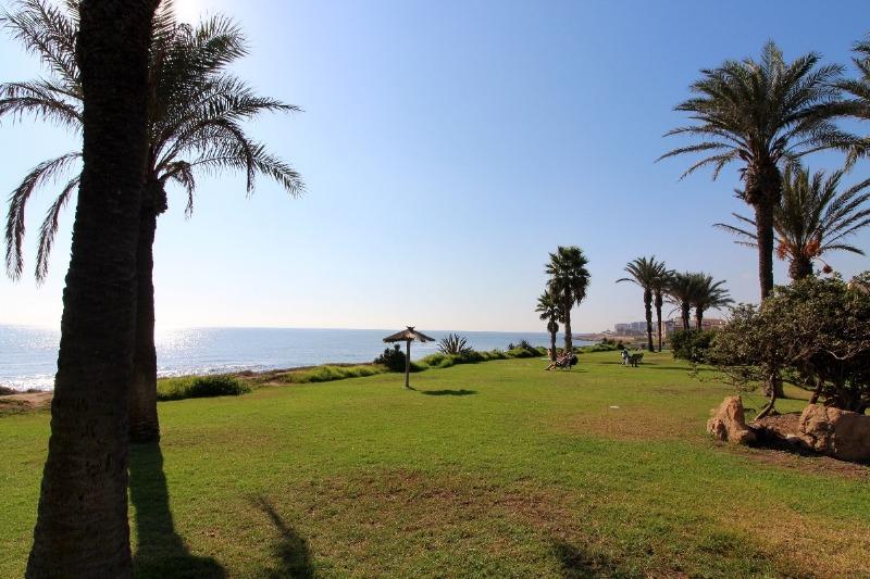 ÁTICO EXCLUSIVO CON GRAN SOLÁRIUM PRIVADO Y VISTAS AL MAR A SOLO 200 METROS DE LA PLAYA EN LA VELETA