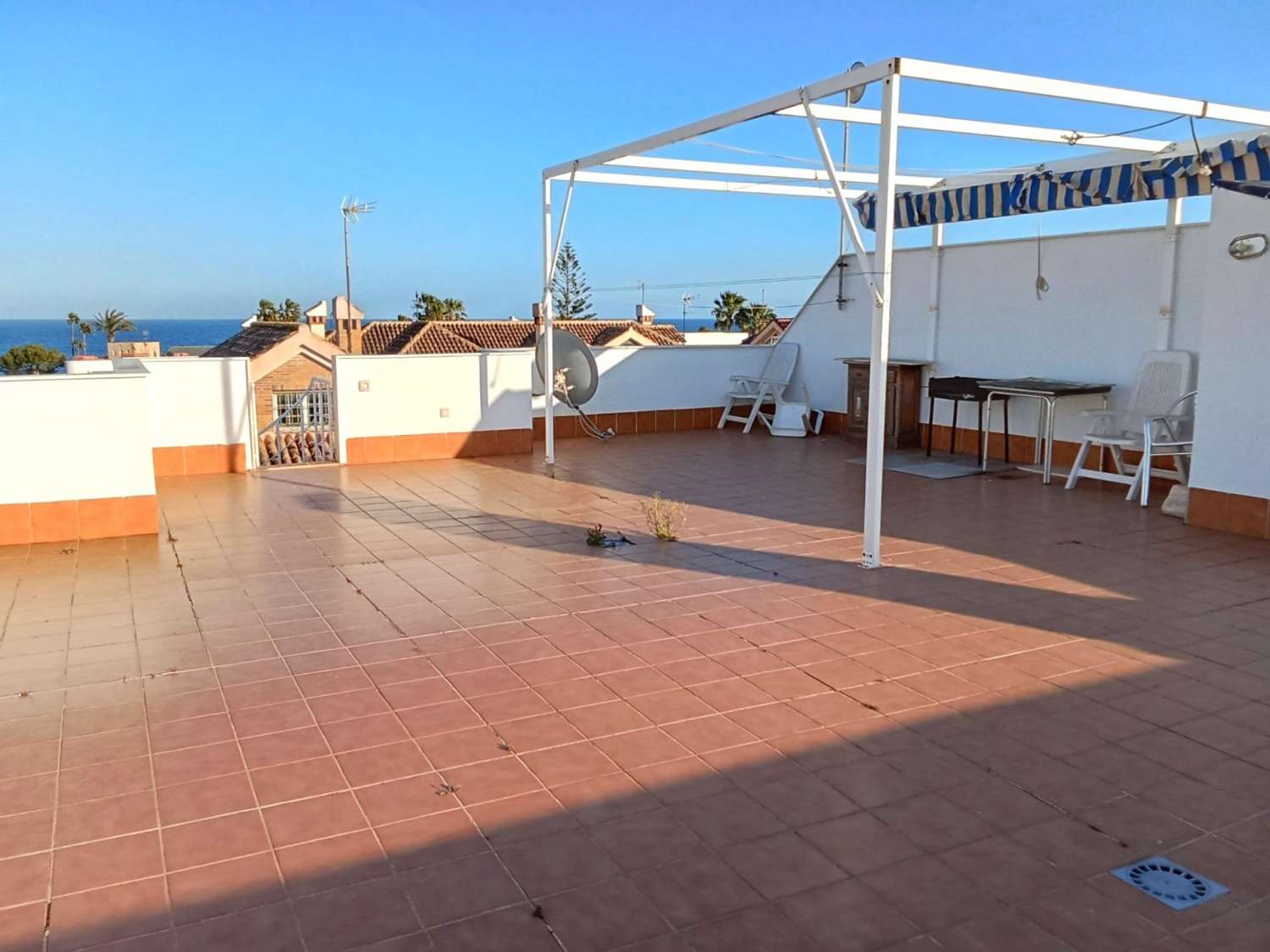 ÁTICO EXCLUSIVO CON GRAN SOLÁRIUM PRIVADO Y VISTAS AL MAR A SOLO 200 METROS DE LA PLAYA EN LA VELETA