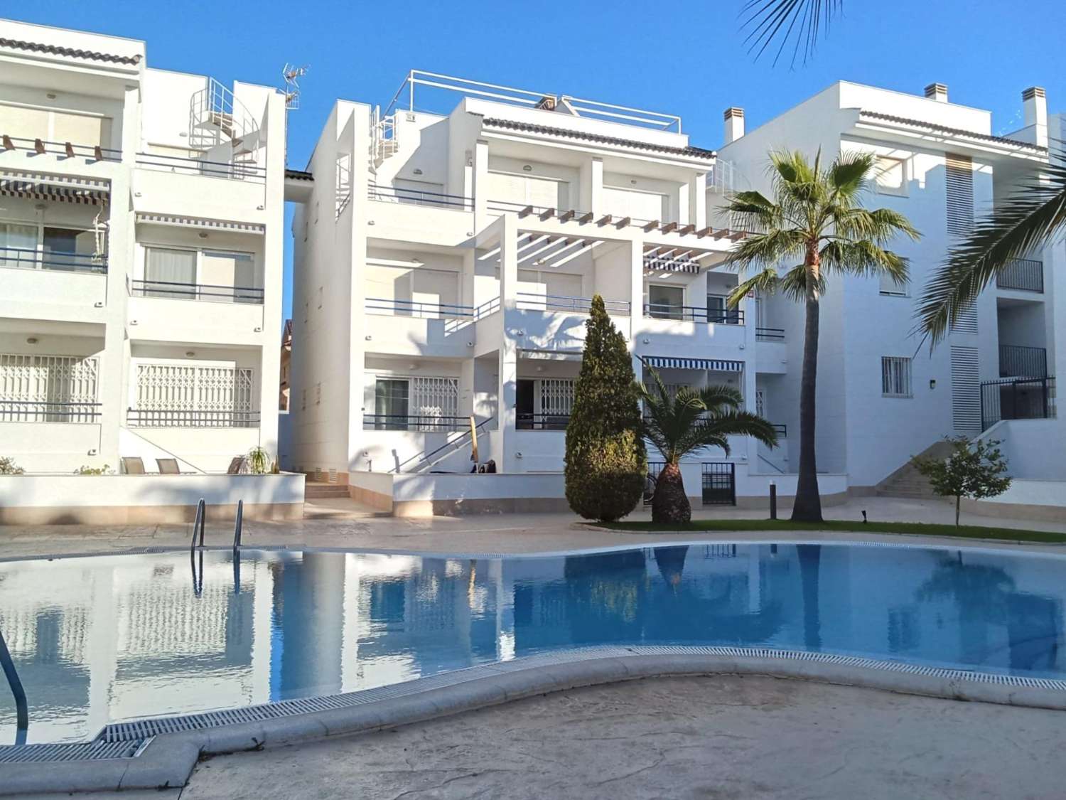 ÁTICO EXCLUSIVO CON GRAN SOLÁRIUM PRIVADO Y VISTAS AL MAR A SOLO 200 METROS DE LA PLAYA EN LA VELETA