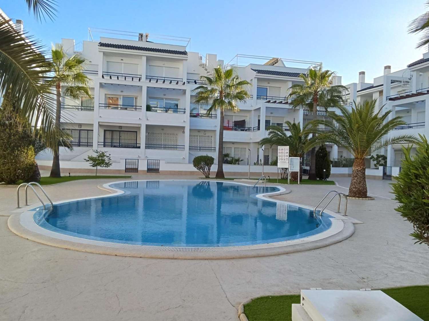 ÁTICO EXCLUSIVO CON GRAN SOLÁRIUM PRIVADO Y VISTAS AL MAR A SOLO 200 METROS DE LA PLAYA EN LA VELETA