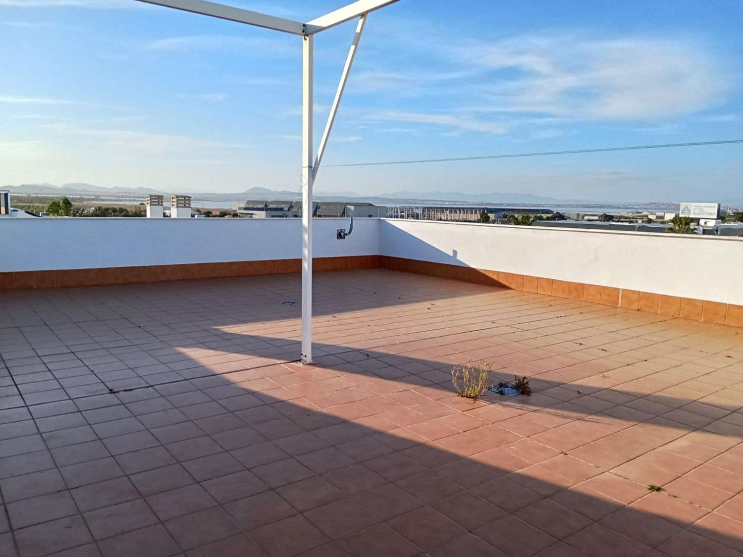 ÁTICO EXCLUSIVO CON GRAN SOLÁRIUM PRIVADO Y VISTAS AL MAR A SOLO 200 METROS DE LA PLAYA EN LA VELETA