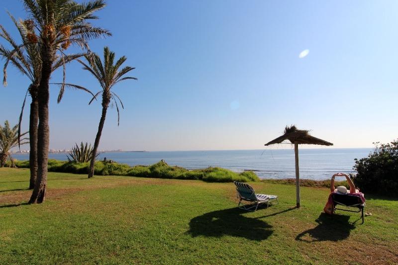ÁTICO EXCLUSIVO CON GRAN SOLÁRIUM PRIVADO Y VISTAS AL MAR A SOLO 200 METROS DE LA PLAYA EN LA VELETA
