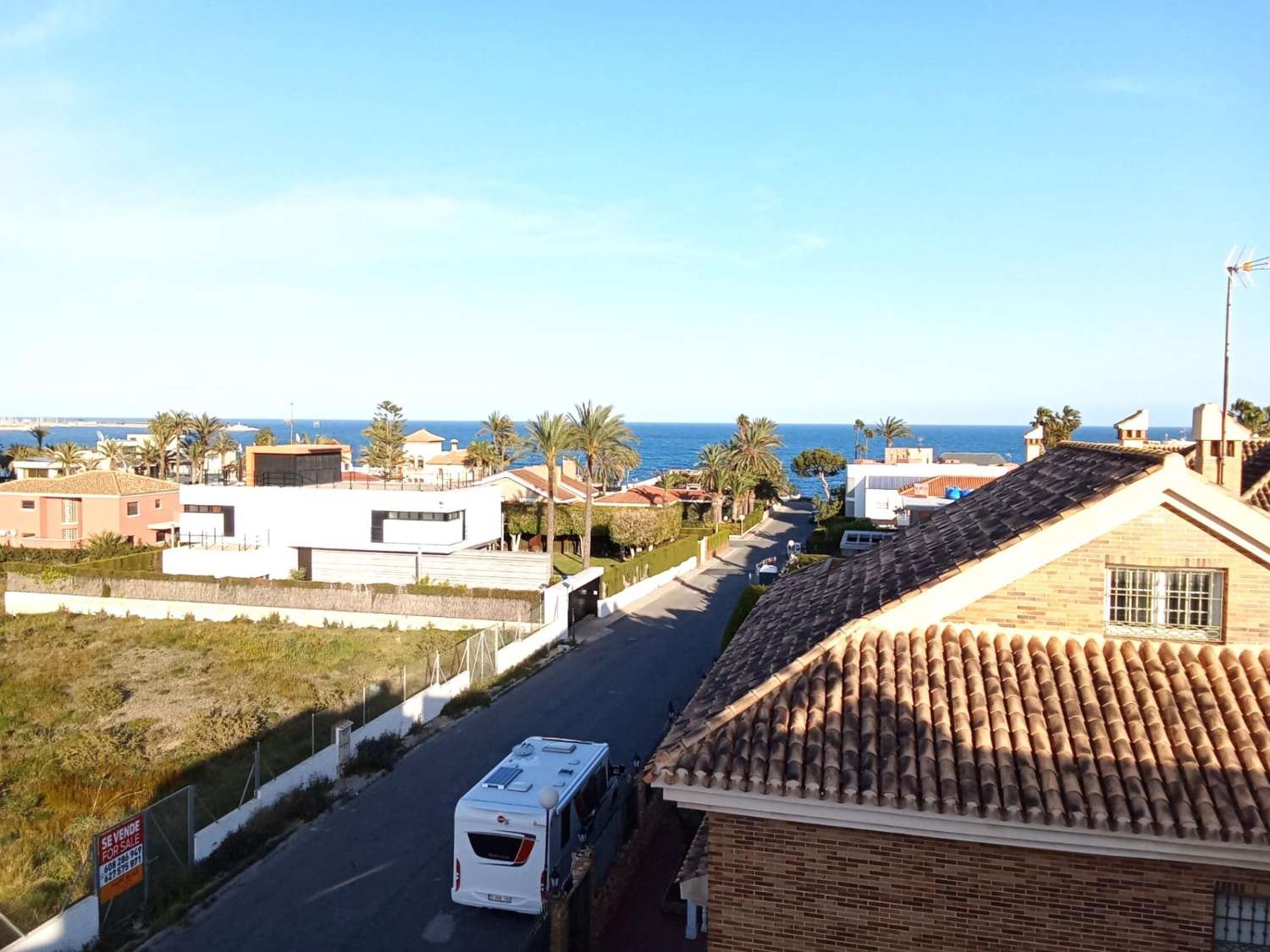 ÁTICO EXCLUSIVO CON GRAN SOLÁRIUM PRIVADO Y VISTAS AL MAR A SOLO 200 METROS DE LA PLAYA EN LA VELETA