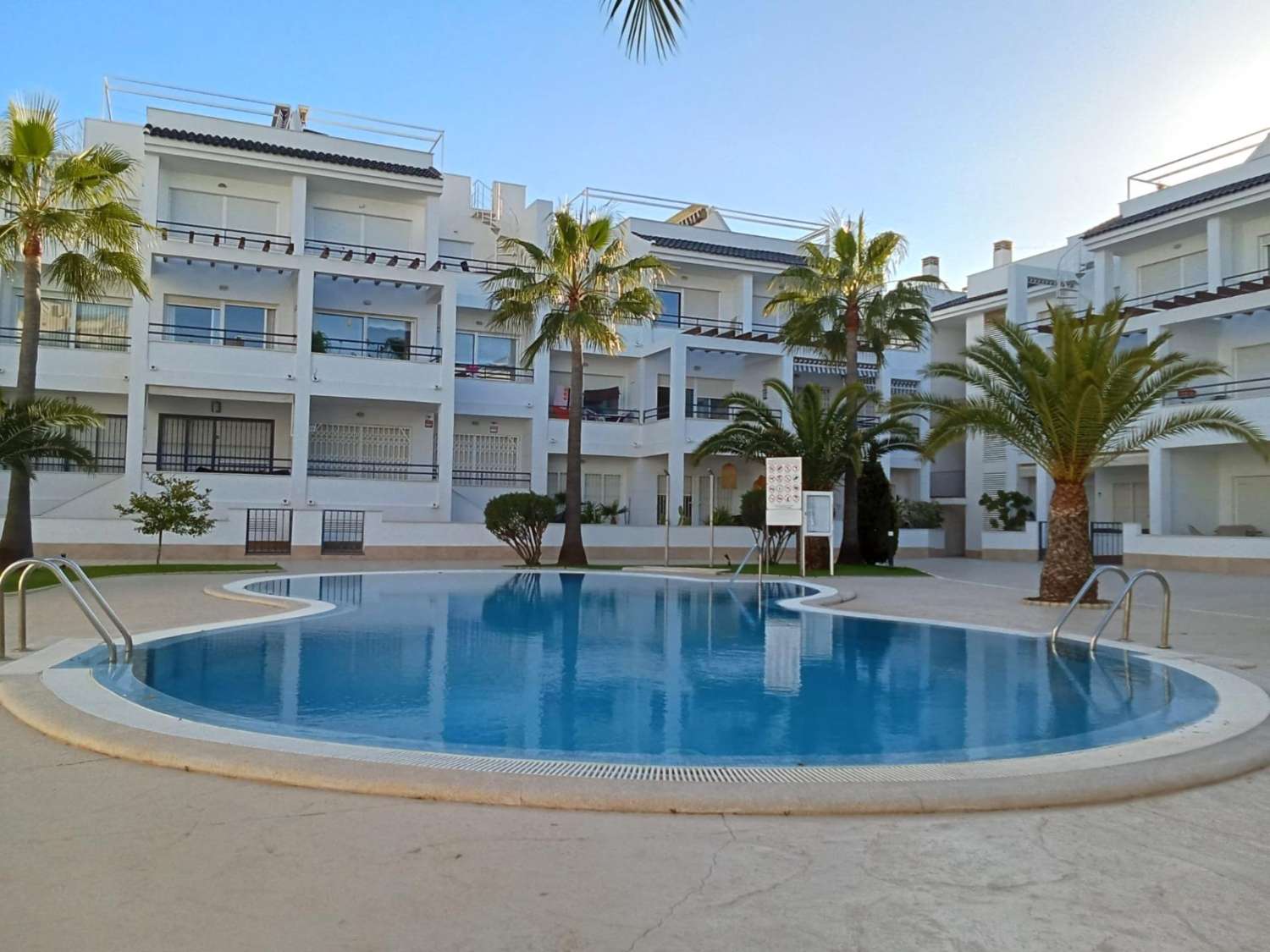 ÁTICO EXCLUSIVO CON GRAN SOLÁRIUM PRIVADO Y VISTAS AL MAR A SOLO 200 METROS DE LA PLAYA EN LA VELETA