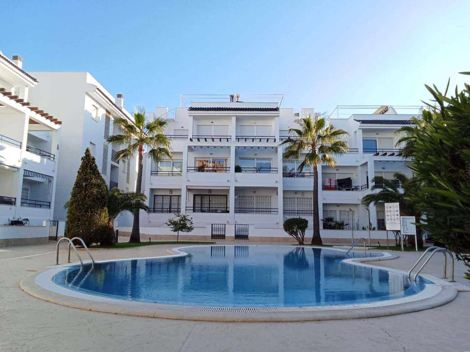 ÁTICO EXCLUSIVO CON GRAN SOLÁRIUM PRIVADO Y VISTAS AL MAR A SOLO 200 METROS DE LA PLAYA EN LA VELETA