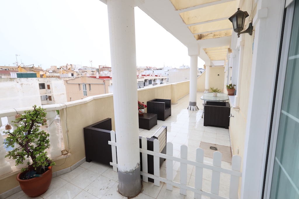 ÁTICO ESQUINERO ORIENTACIÓN SUR CON GRAN TERRAZA DE 30 M² EN RESIDENCIAL PÓRTICO – TORREVIEJA