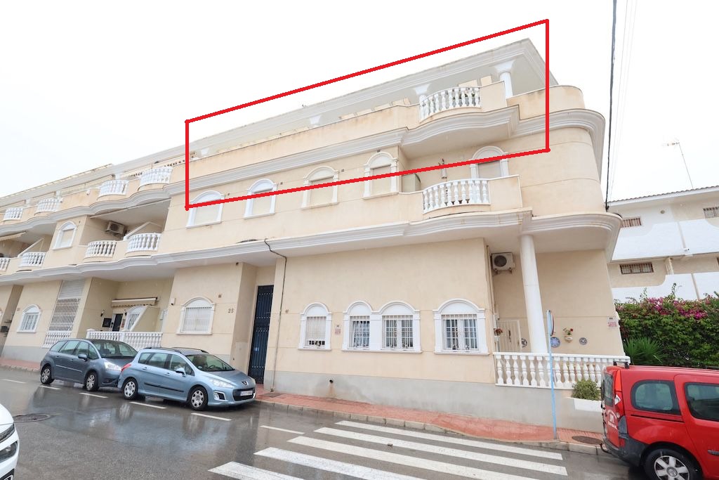 ÁTICO ESQUINERO ORIENTACIÓN SUR CON GRAN TERRAZA DE 30 M² EN RESIDENCIAL PÓRTICO – TORREVIEJA