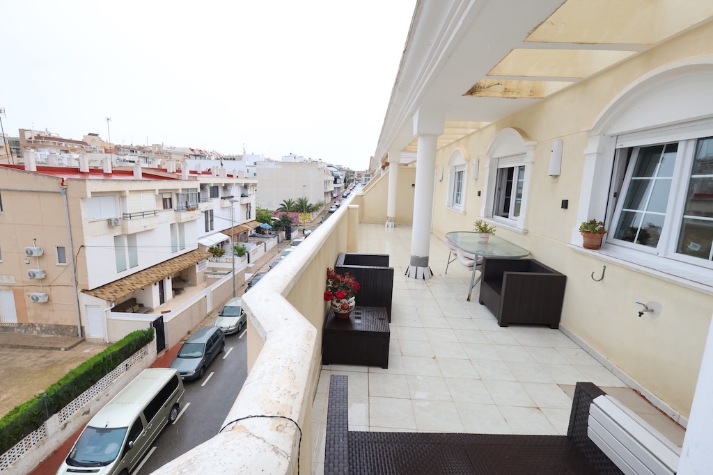 ÁTICO ESQUINERO ORIENTACIÓN SUR CON GRAN TERRAZA DE 30 M² EN RESIDENCIAL PÓRTICO – TORREVIEJA