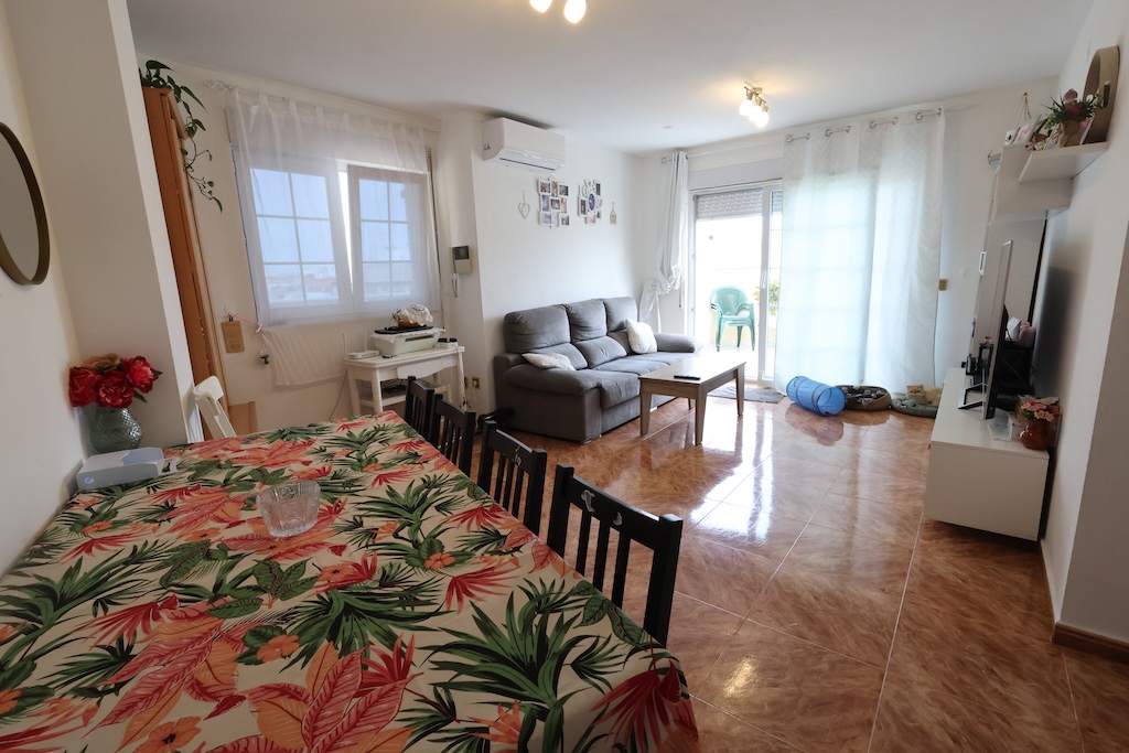 ÁTICO ESQUINERO ORIENTACIÓN SUR CON GRAN TERRAZA DE 30 M² EN RESIDENCIAL PÓRTICO – TORREVIEJA