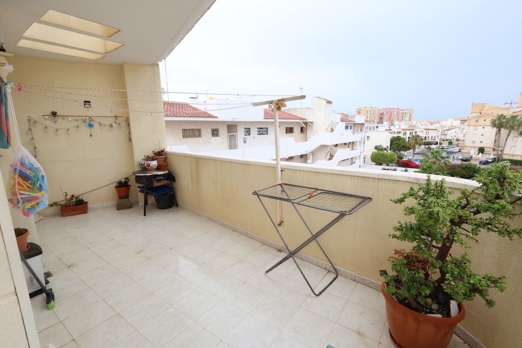 ÁTICO ESQUINERO ORIENTACIÓN SUR CON GRAN TERRAZA DE 30 M² EN RESIDENCIAL PÓRTICO – TORREVIEJA