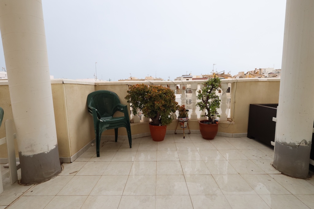 ÁTICO ESQUINERO ORIENTACIÓN SUR CON GRAN TERRAZA DE 30 M² EN RESIDENCIAL PÓRTICO – TORREVIEJA