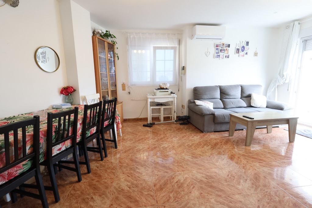 ÁTICO ESQUINERO ORIENTACIÓN SUR CON GRAN TERRAZA DE 30 M² EN RESIDENCIAL PÓRTICO – TORREVIEJA