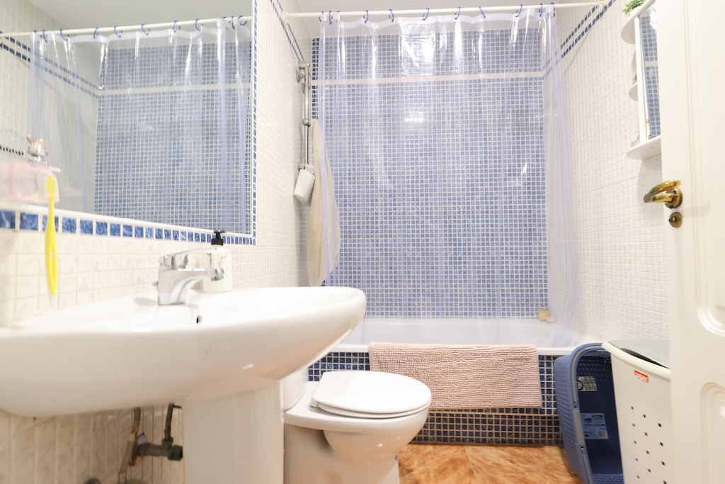 ÁTICO ESQUINERO ORIENTACIÓN SUR CON GRAN TERRAZA DE 30 M² EN RESIDENCIAL PÓRTICO – TORREVIEJA