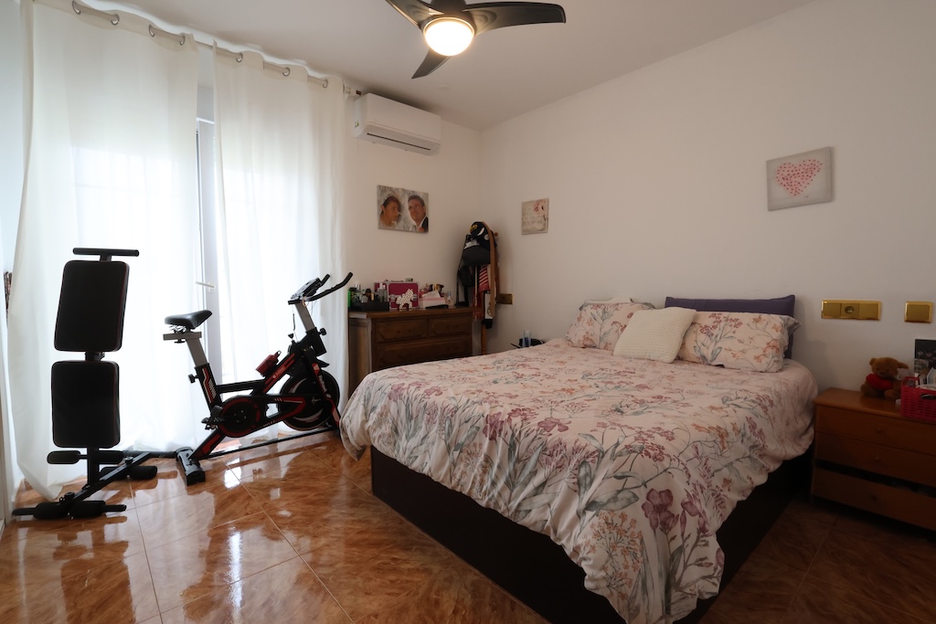 ÁTICO ESQUINERO ORIENTACIÓN SUR CON GRAN TERRAZA DE 30 M² EN RESIDENCIAL PÓRTICO – TORREVIEJA