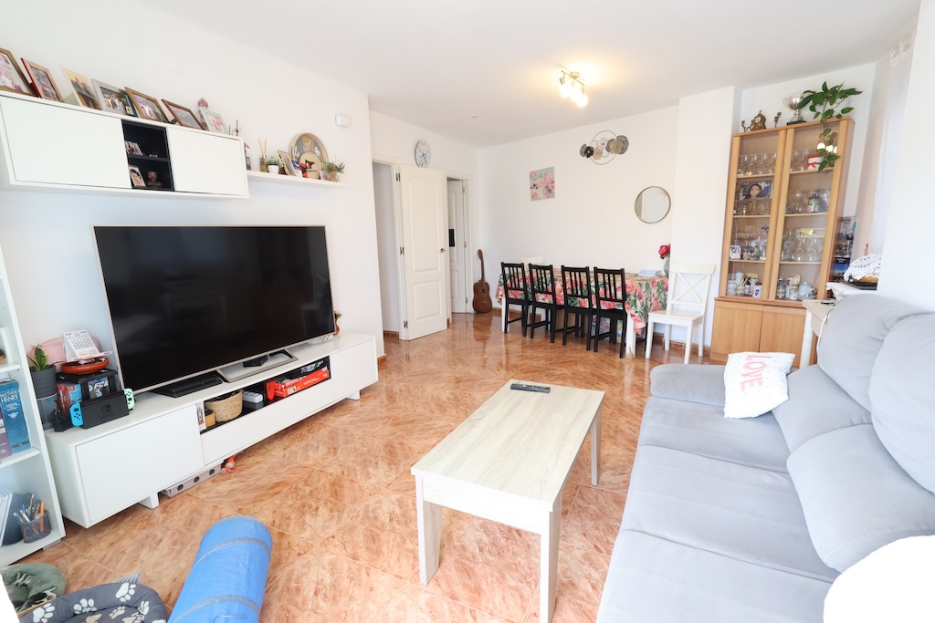 ÁTICO ESQUINERO ORIENTACIÓN SUR CON GRAN TERRAZA DE 30 M² EN RESIDENCIAL PÓRTICO – TORREVIEJA