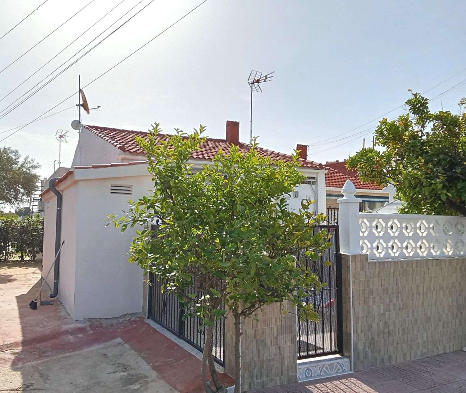 BUNGALOW PLANTA BAJA EN ESQUINA TOTALMENTE REFORMADO CON PARCELA PRIVADA Y SIN GASTOS DE COMUNIDAD