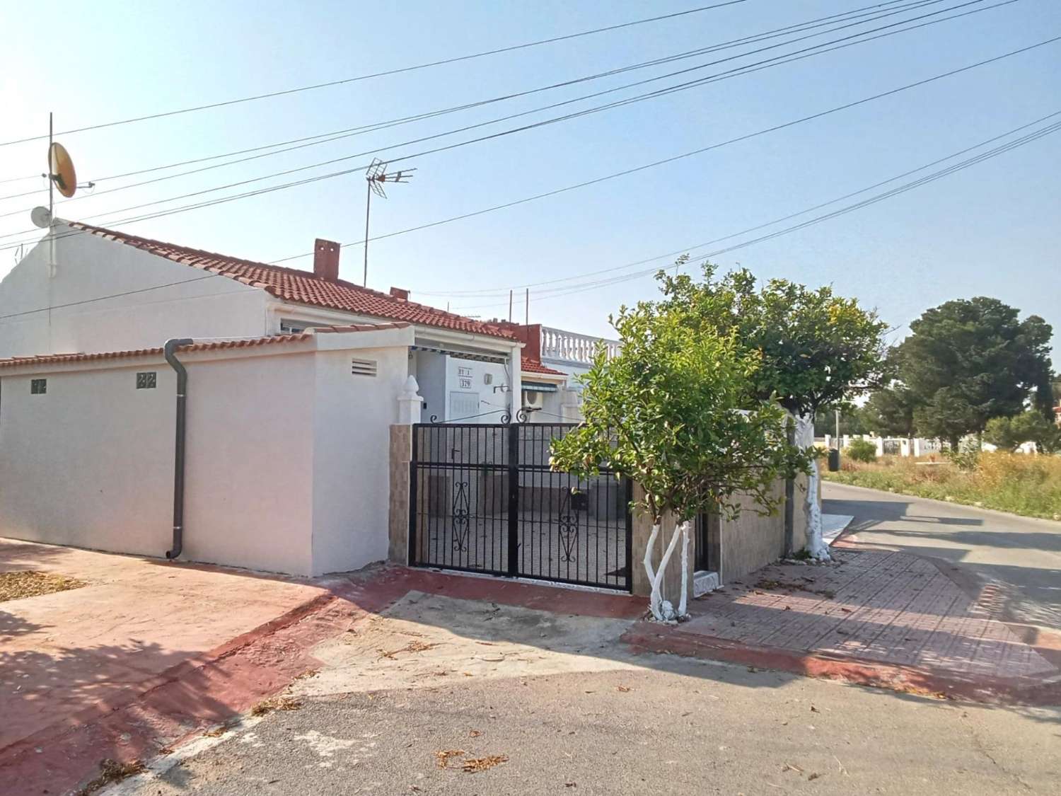 BUNGALOW PLANTA BAJA EN ESQUINA TOTALMENTE REFORMADO CON PARCELA PRIVADA Y SIN GASTOS DE COMUNIDAD