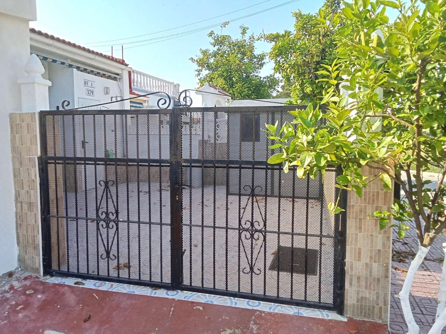 BUNGALOW PLANTA BAJA EN ESQUINA TOTALMENTE REFORMADO CON PARCELA PRIVADA Y SIN GASTOS DE COMUNIDAD