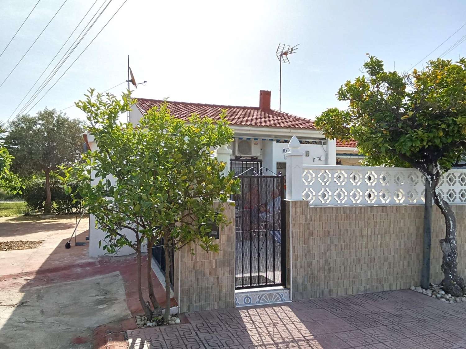 BUNGALOW PLANTA BAJA EN ESQUINA TOTALMENTE REFORMADO CON PARCELA PRIVADA Y SIN GASTOS DE COMUNIDAD
