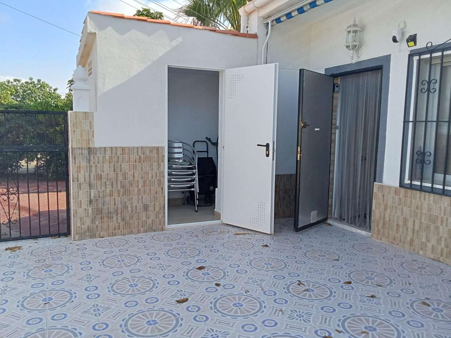 BUNGALOW PLANTA BAJA EN ESQUINA TOTALMENTE REFORMADO CON PARCELA PRIVADA Y SIN GASTOS DE COMUNIDAD