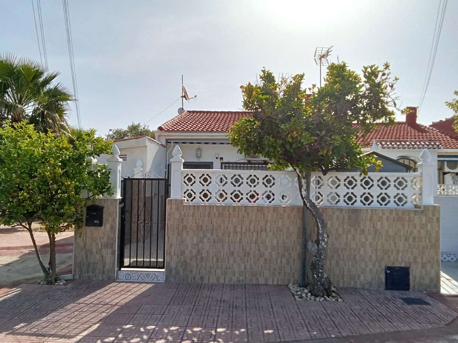 BUNGALOW PLANTA BAJA EN ESQUINA TOTALMENTE REFORMADO CON PARCELA PRIVADA Y SIN GASTOS DE COMUNIDAD