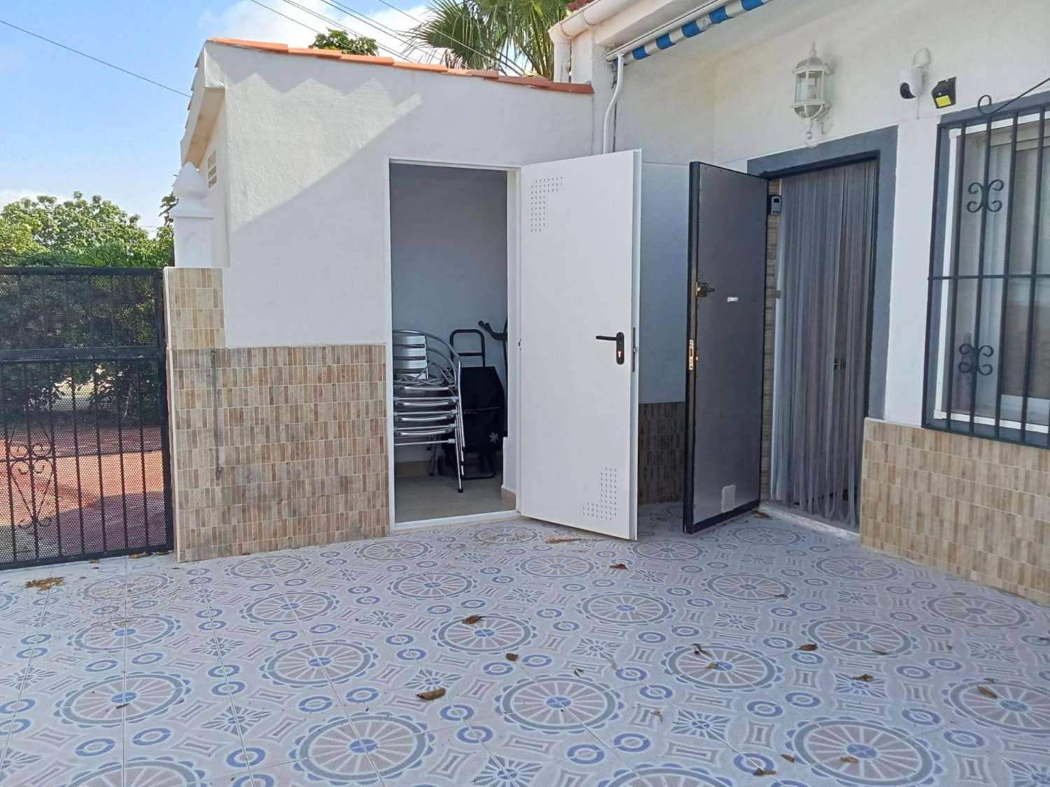 BUNGALOW PLANTA BAJA EN ESQUINA TOTALMENTE REFORMADO CON PARCELA PRIVADA Y SIN GASTOS DE COMUNIDAD
